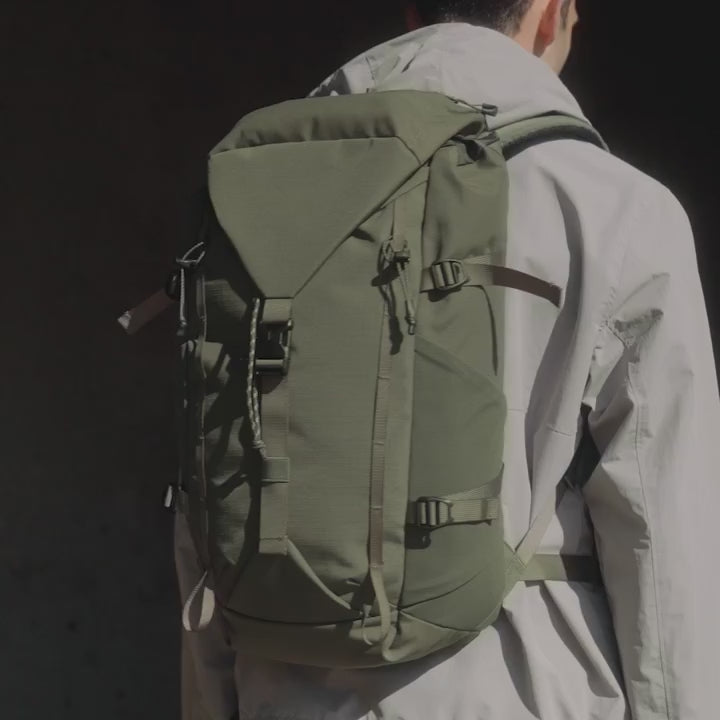 QD513 Active Outdoor 30 Litre Backpack
