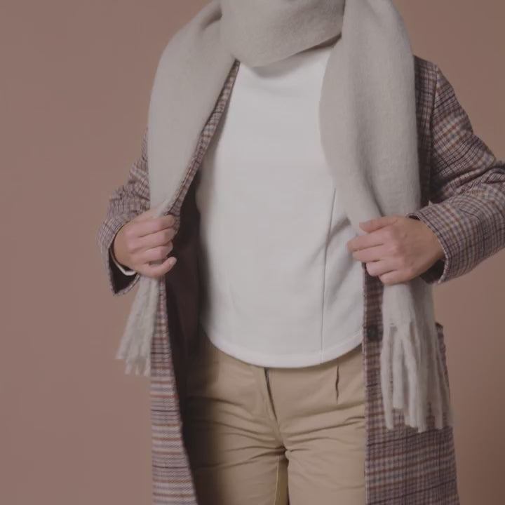 B496R Fluffy Scarf